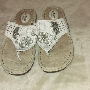 Clark's  Artisan Woman's  Posey Zela Flower Thong Leather Beige  Sandal sz.11M